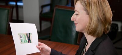 SDG Carolyn A. Wilkins reviews bank note signature/Carolyn Wilkins, première sous-gouverneure, examine sa signature sur