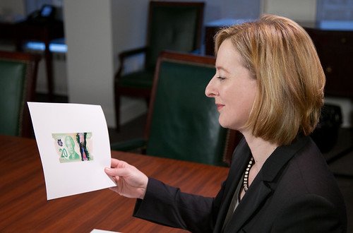 SDG Carolyn A. Wilkins reviews bank note signature/Carolyn Wilkins, première sous-gouverneure, examine sa signature sur